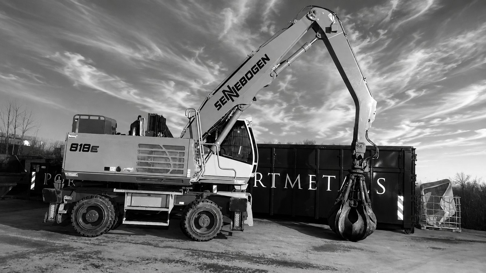 Sennebogen Umschlagbagger am Portmetals-Standort