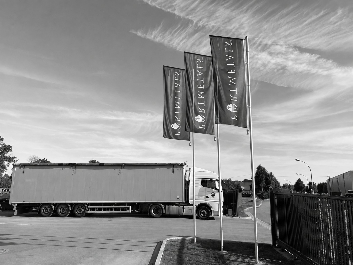 Portmetals LKW am Standort mit Flaggen